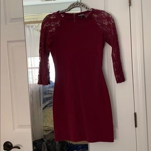 Mini dress with 3/4 lace sleeves.